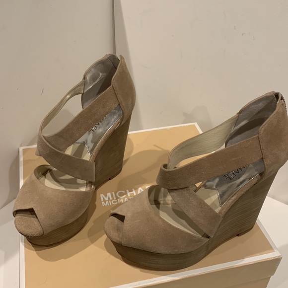 NWOT Michael Kors Wedge Light Beige Suede Platform Sandal Harley Silver Hardware - Picture 12 of 16
